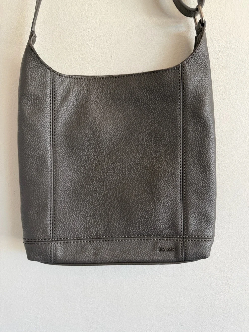 The Sak Men's Leather Messenger Bag in Charcoal Gray